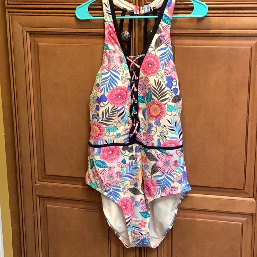 DARLING FLOWERED ONE PIECE SWIMSUIT👩